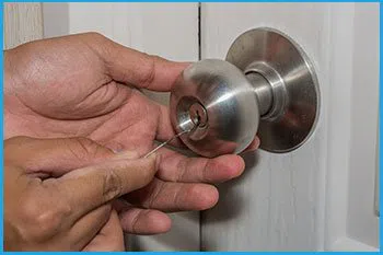 Lock Locksmith Services Louisville, KY 502-496-0430 - 14-unlock-door
